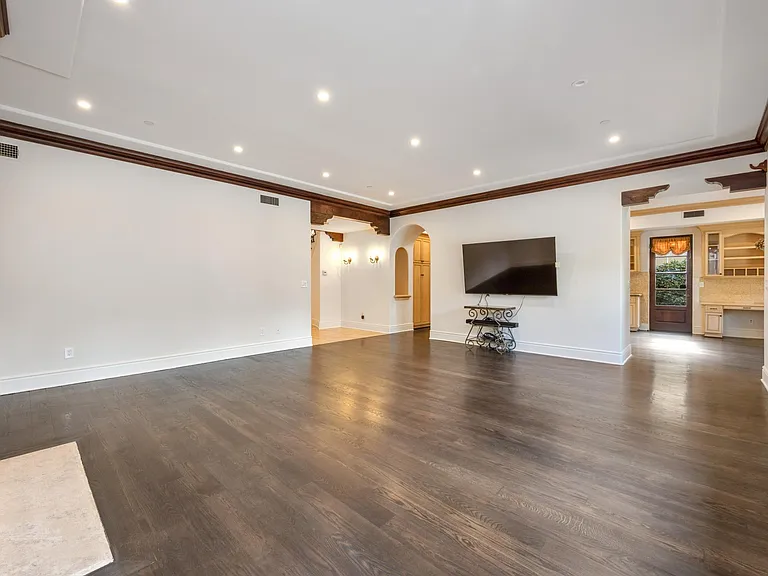 305 N Palm Dr — Photo 36