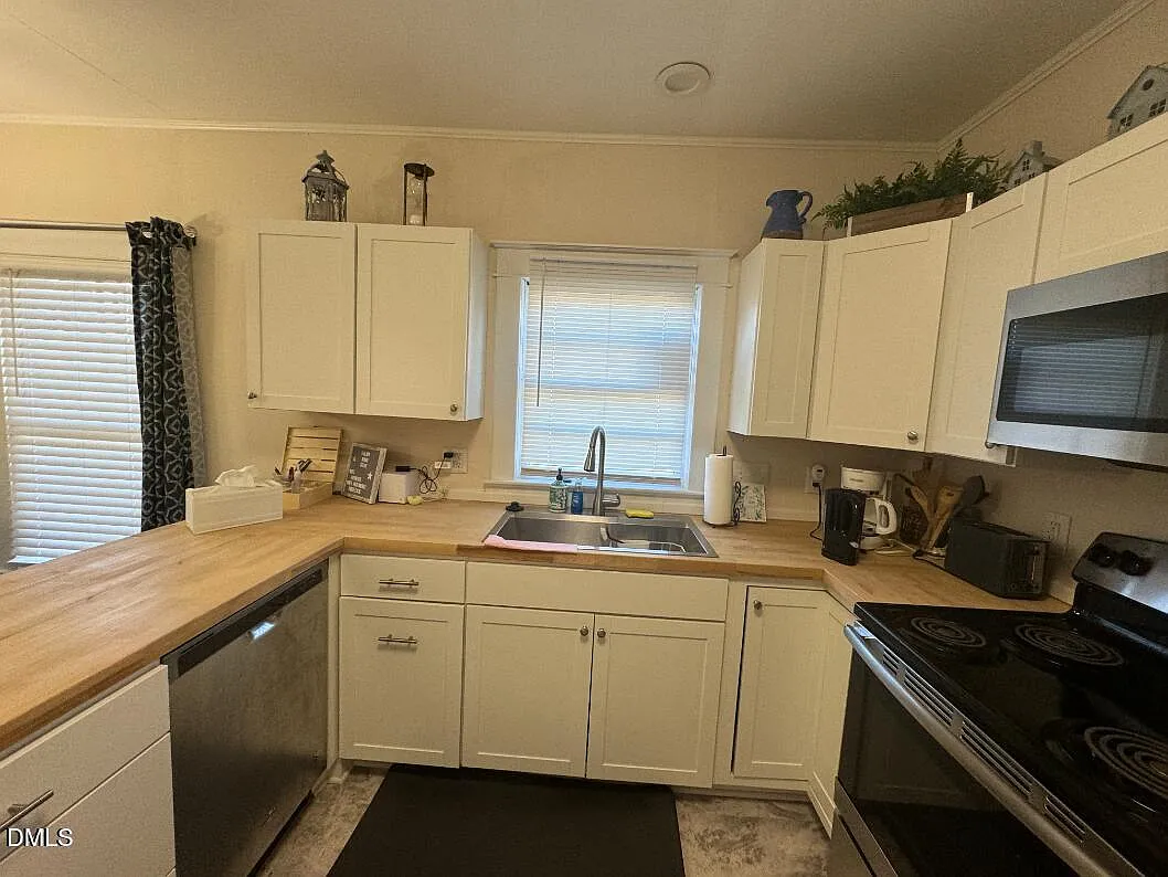2 bed, 1.0 bath, 708 sqft, $3,700 — Photo 4