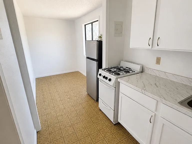7905 Valley Vista Ave #2 — Photo 3