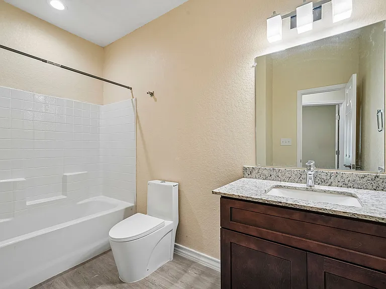 La Marquesa Apartments — Photo 37