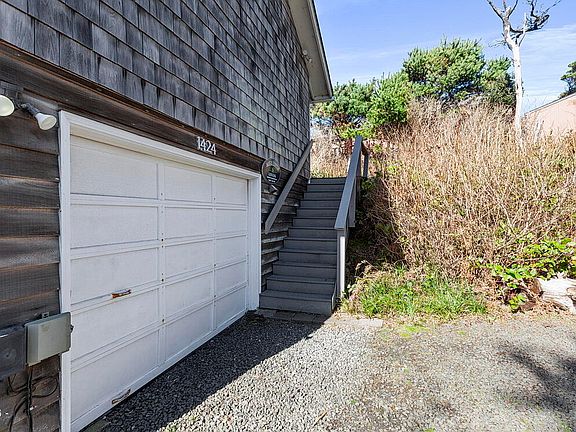 5th image of 1424 SW Seawoods Ter