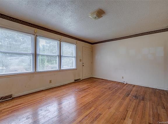 4th image of 2653 Hill Ln