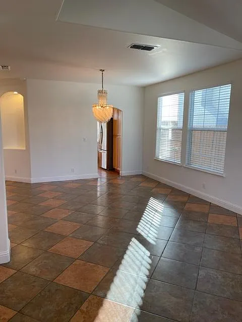 5 bed, 3045 sqft, $3,500 — Photo 4