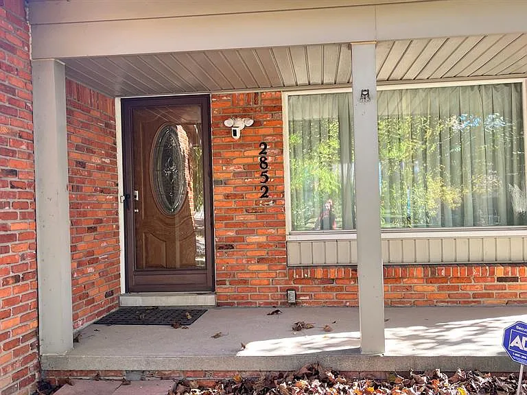 2852 Mayfair Dr — Photo 2