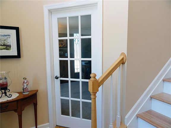 4th image of 427 Southfield Dr