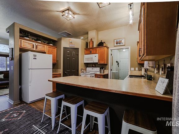 4th image of 58 Charters Dr