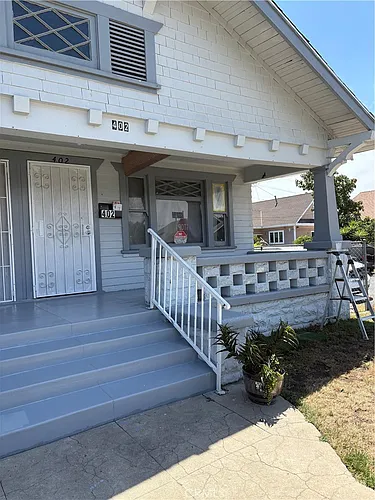 402 E 43rd Pl Photo 1