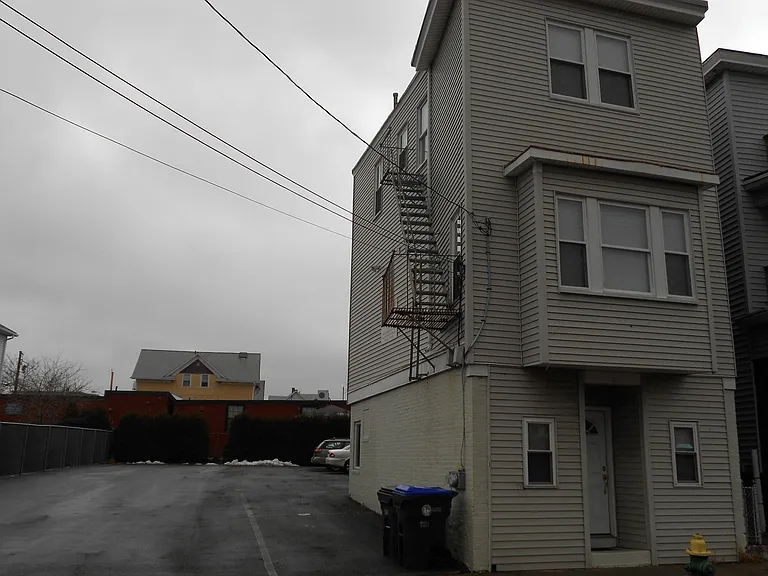 98 Knight St — Photo 1