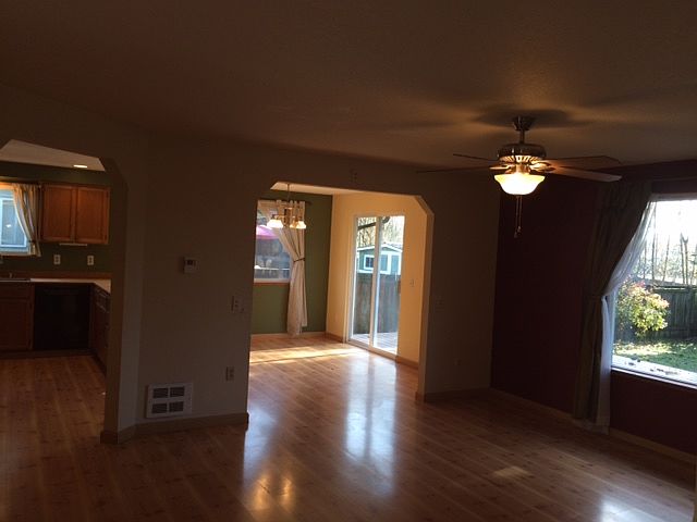 1st image of 208 W Pilchuck St
