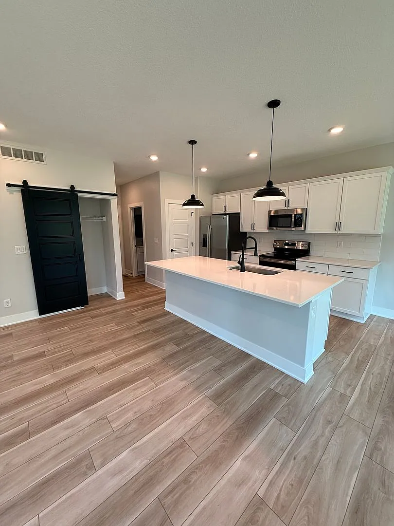 908 Lincoln Way — Photo 3