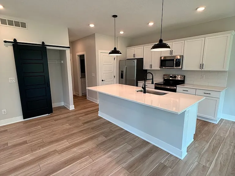 908 Lincoln Way — Photo 3