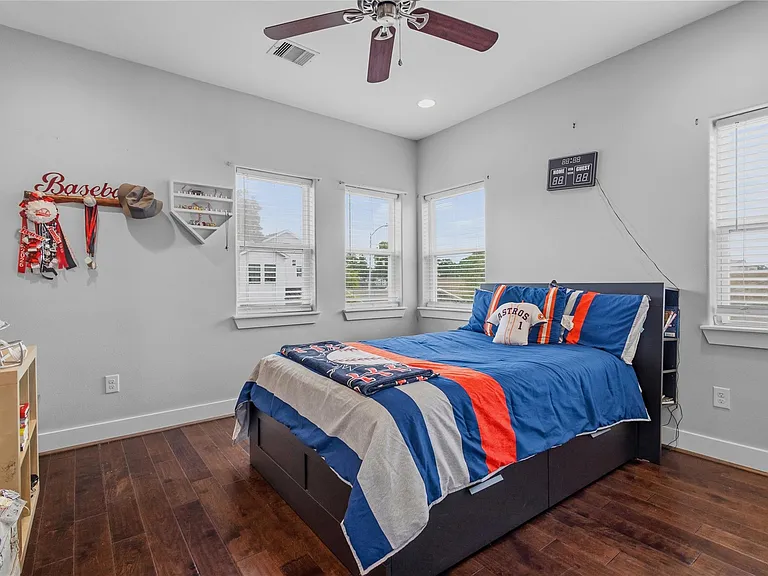 704 Vincent St — Photo 30