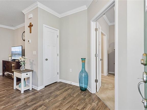 4th image of 302 Promenade Ln