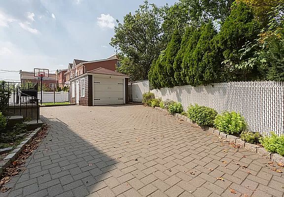 3rd image of 11 Beech Court Cir