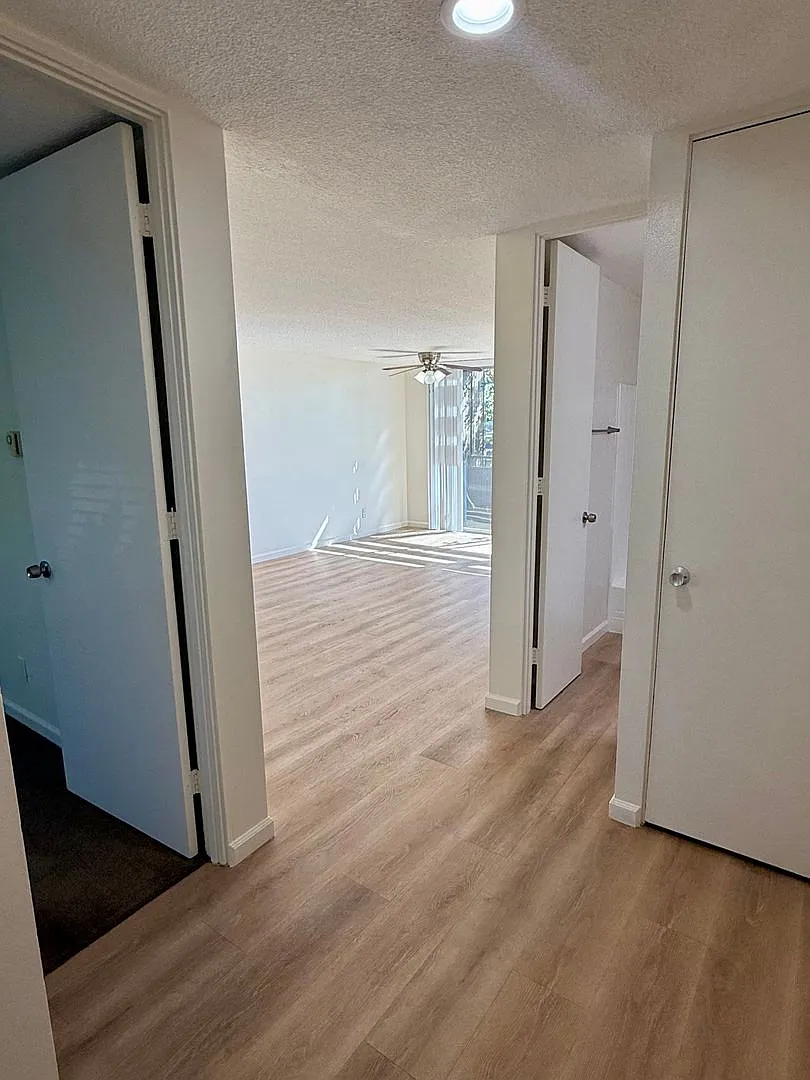 Spacious, Updated 1 Bedroom Apartment Private Balcony, Parking & Great Location! — Photo 4