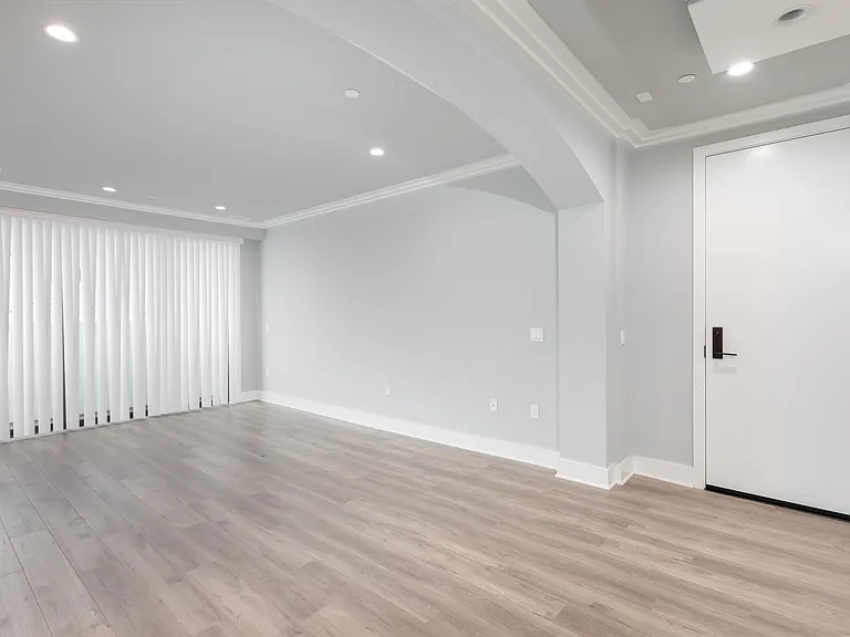 1350 Roxbury Dr — Photo 5