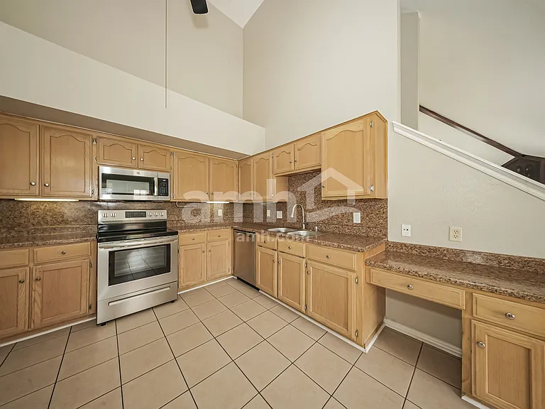 1424 SW 23rd St — Photo 4