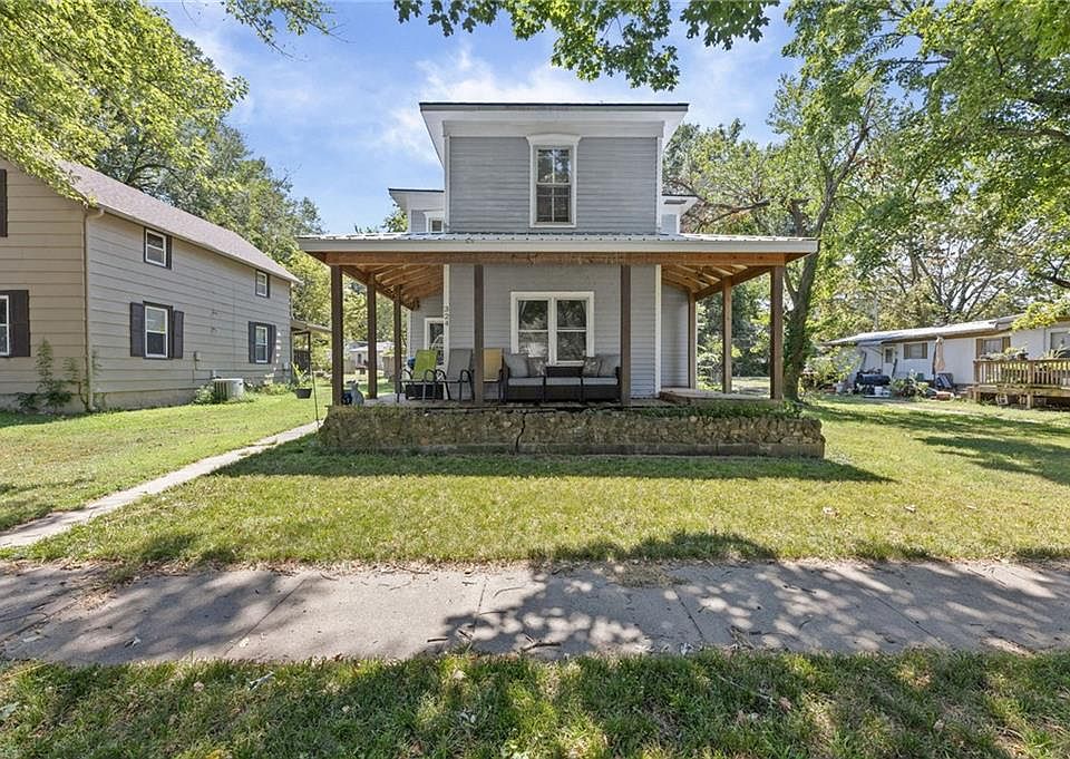 1st image of 324 W 3rd Ave