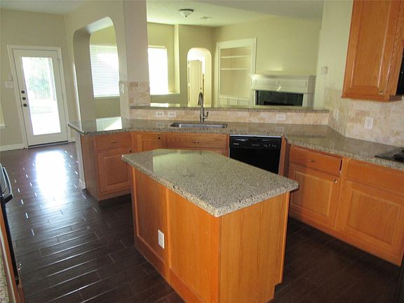 4th image of 914 Ivory Ridge Ln