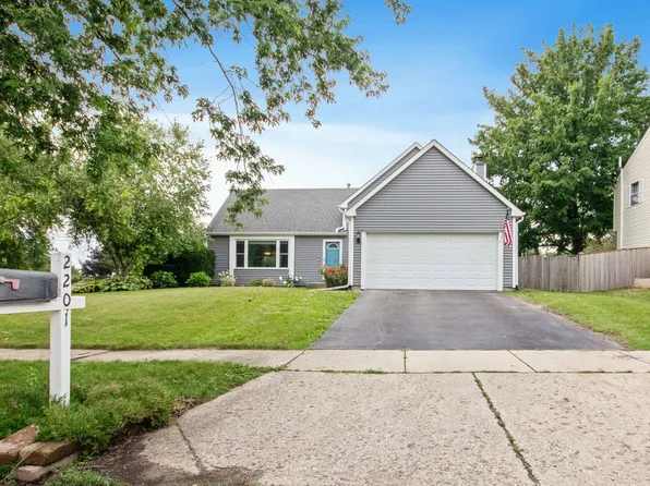 2201 Pontiac Cir, Naperville, IL 60565