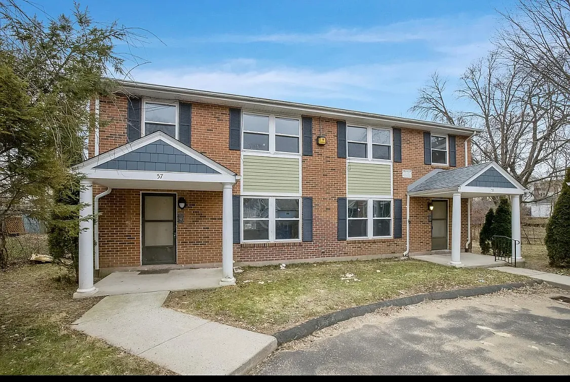 3 bed, 1.5 bath, 1320 sqft, $2,000 — Photo 1