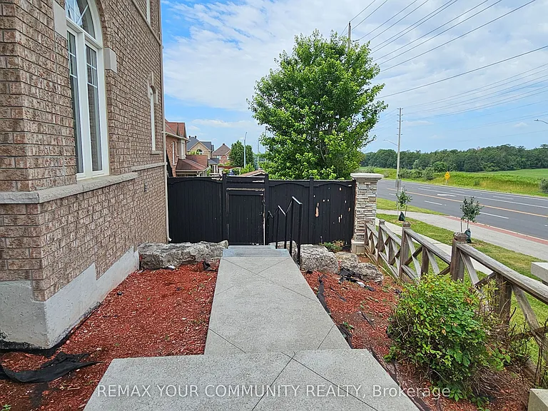 46 Courtland Cres #BASEMENT — Photo 2