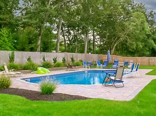 15 Pin Oak Ln, Westhampton Beach, NY 11978
