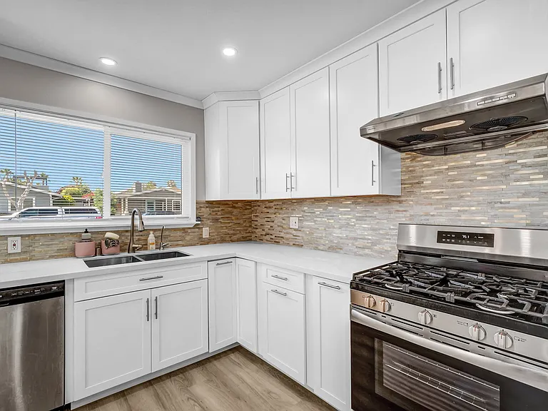 8401 Doncaster Dr — Photo 2