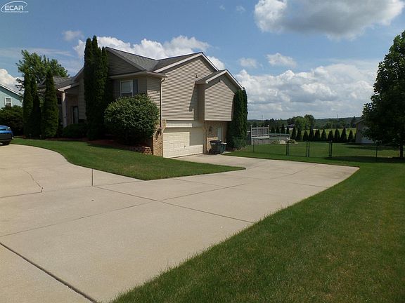 4th image of 11180 Cathy Dr