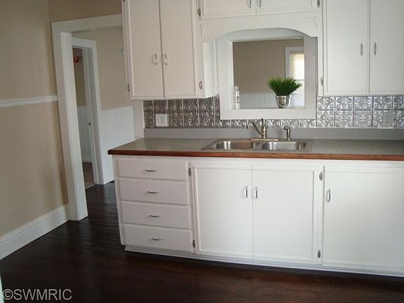 3rd image of 516 E 1st St