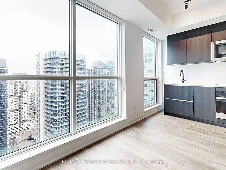 327 King St W #4105 — Photo 20