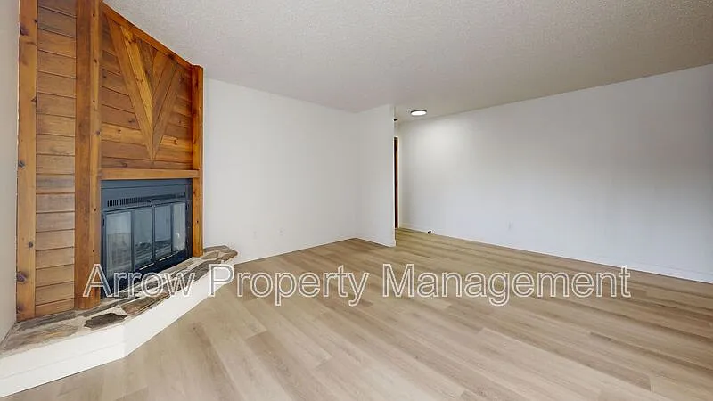 2 bed, 1.0 bath, 1100 sqft, $1,050 — Photo 2