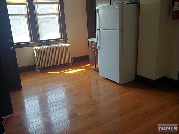 4th image of 211 Lincoln Pl