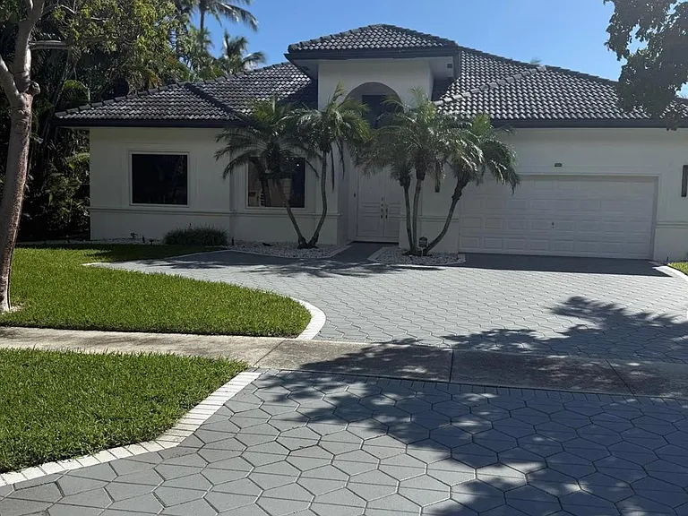 830 Bailey St — Photo 2