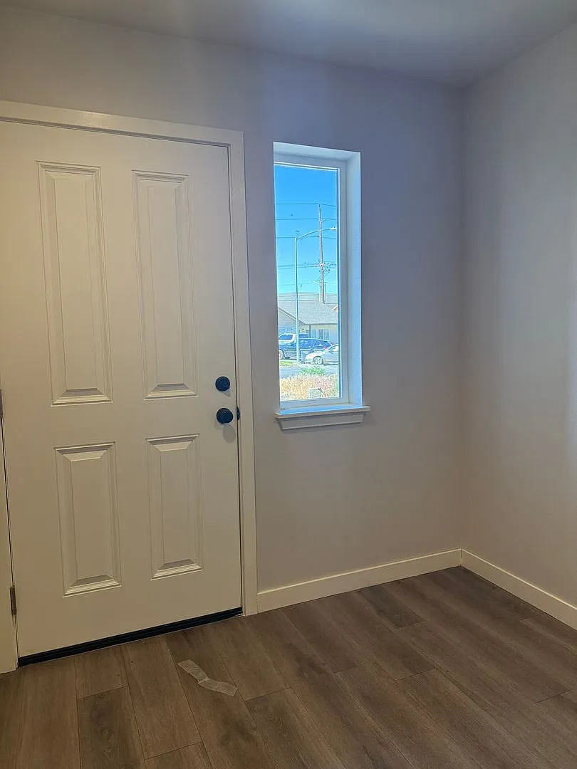 Charming 3 Bedroom Townhome — Photo 2
