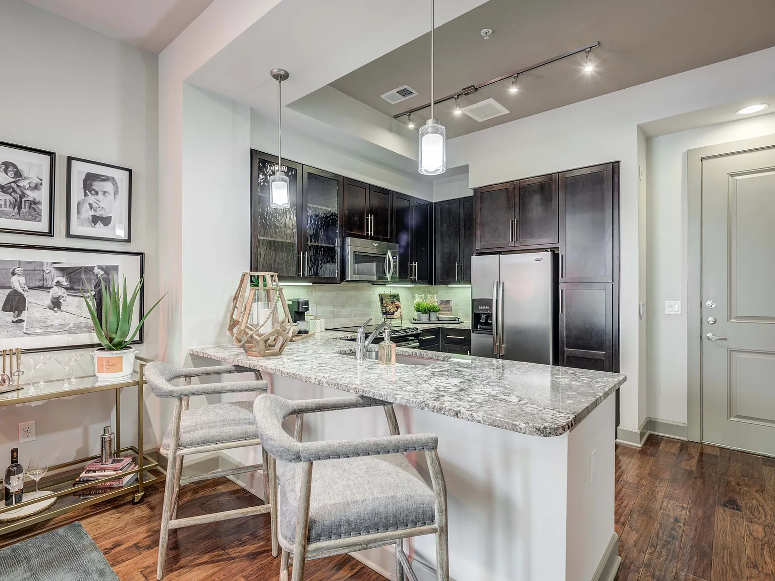 ALARA Uptown Luxury Apartments — Photo 2