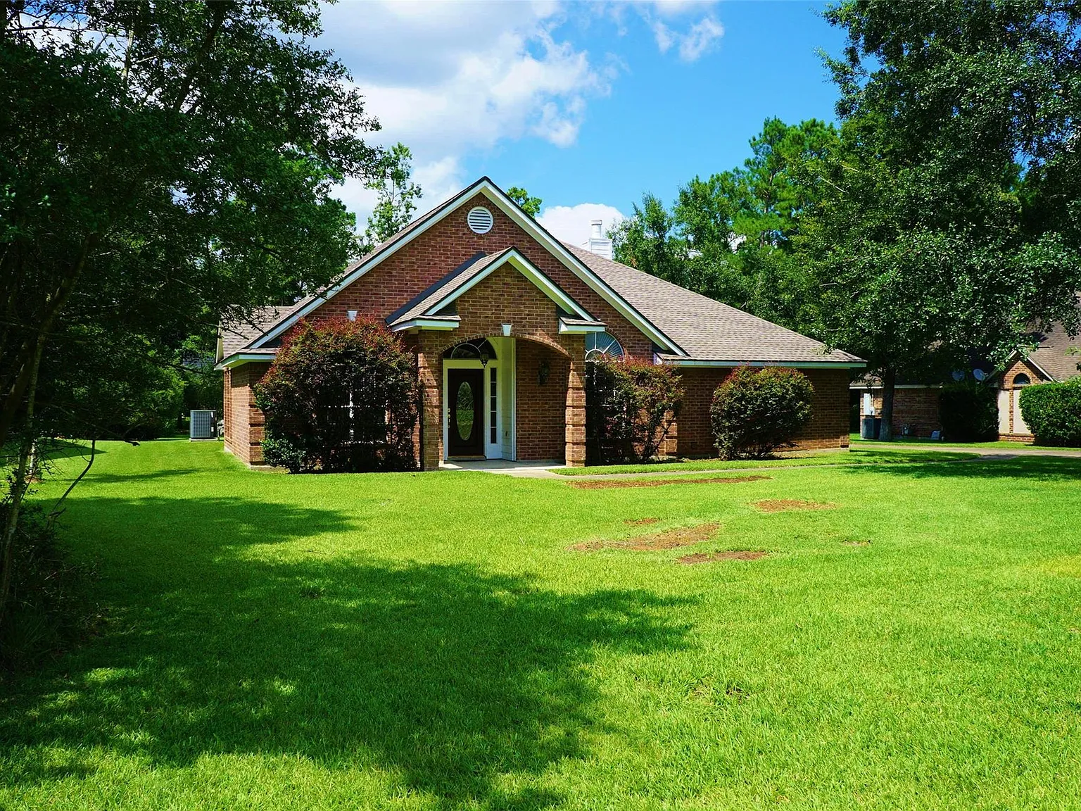 4 bed, 2.0 bath, 2739 sqft, $2,200 — Photo 2