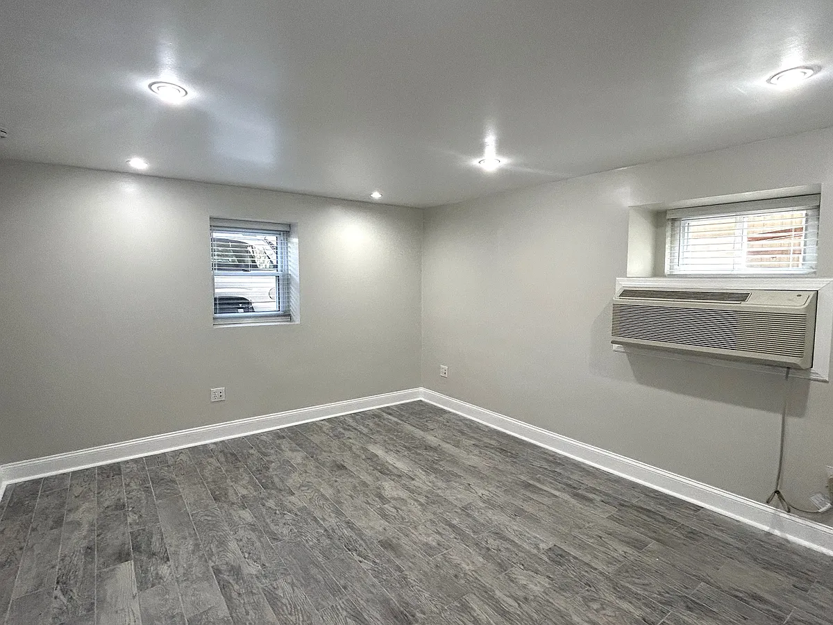 Studio - 5819 5th Ave #7