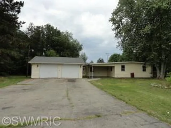 504 W Chestnut St, Howard City, MI 49329