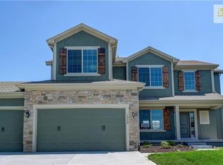 1528 SW Crosscreek Dr, Lees Summit, MO 64082