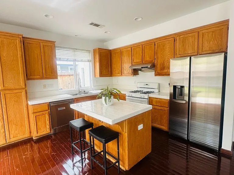 1009 Craftsman Dr — Photo 4