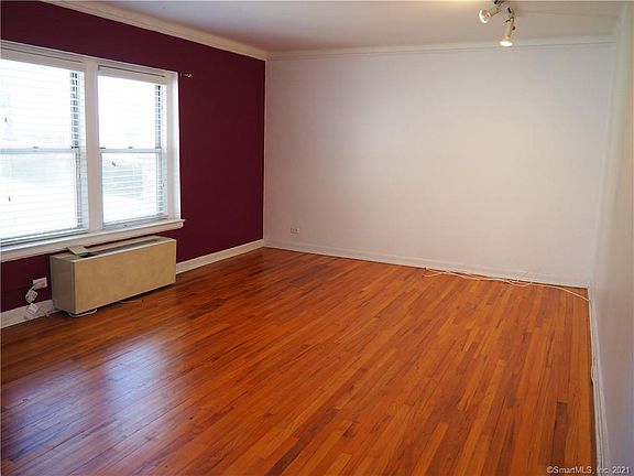 3rd image of 126 Woodside Grn APT 1B
