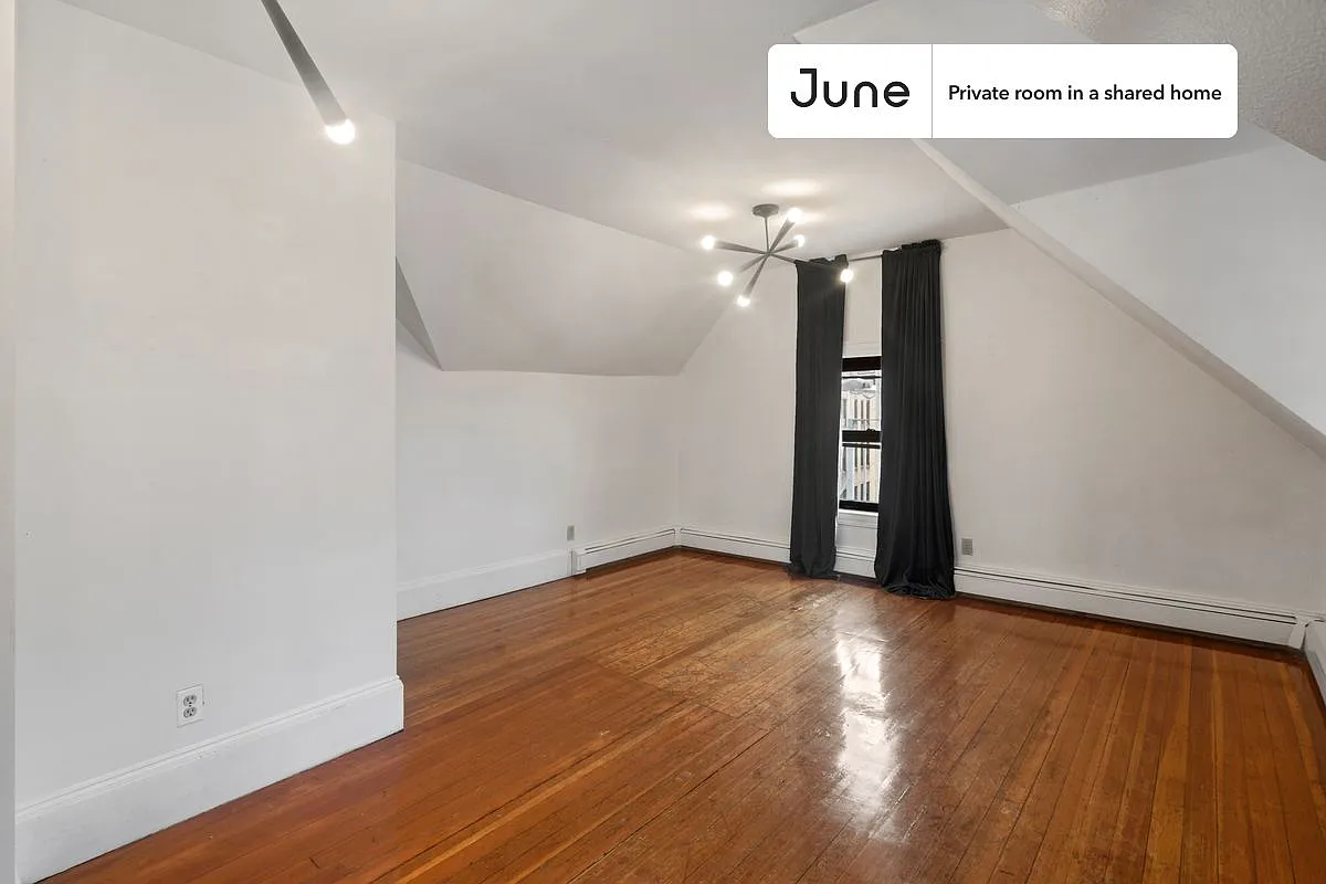 Queen bedroom in 6 bed/2 bath home in Brighton #375 3F — Photo 3