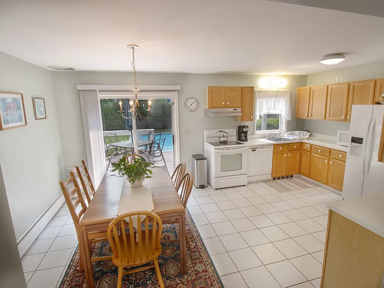 176 Underwood Dr — Photo 3