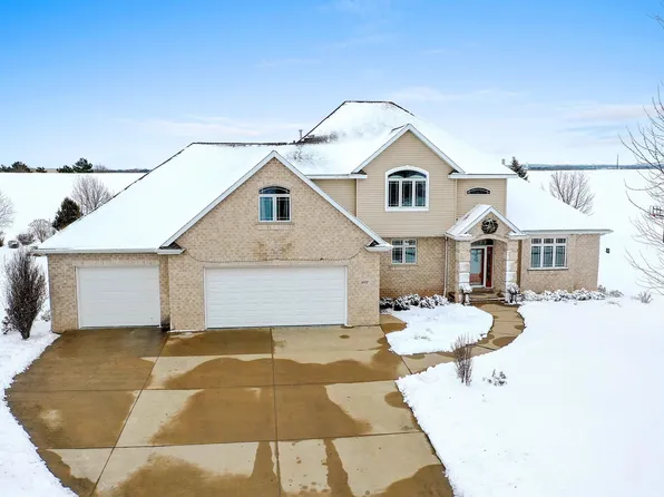 1492 S Honeysuckle Cir, De Pere, WI 54115