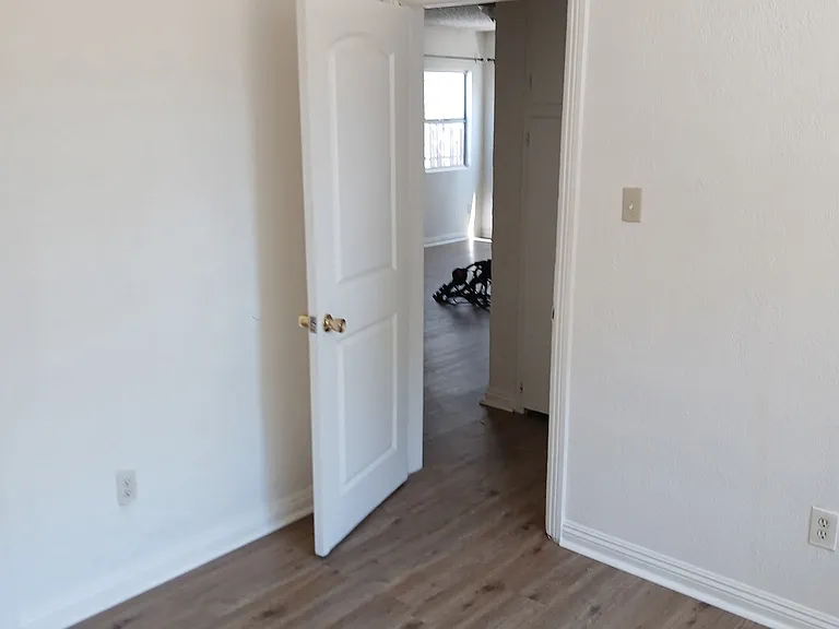 736 1/2 W Century Blvd — Photo 17