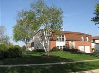 1475 Hodlmair Ln, Elk Grove Village, IL 60007