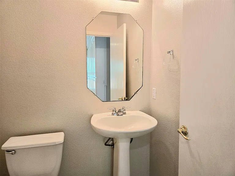 809 Sheraton Ave — Photo 7