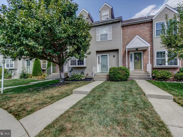 92 Louis James Ct, Upper Chichester, PA 19014