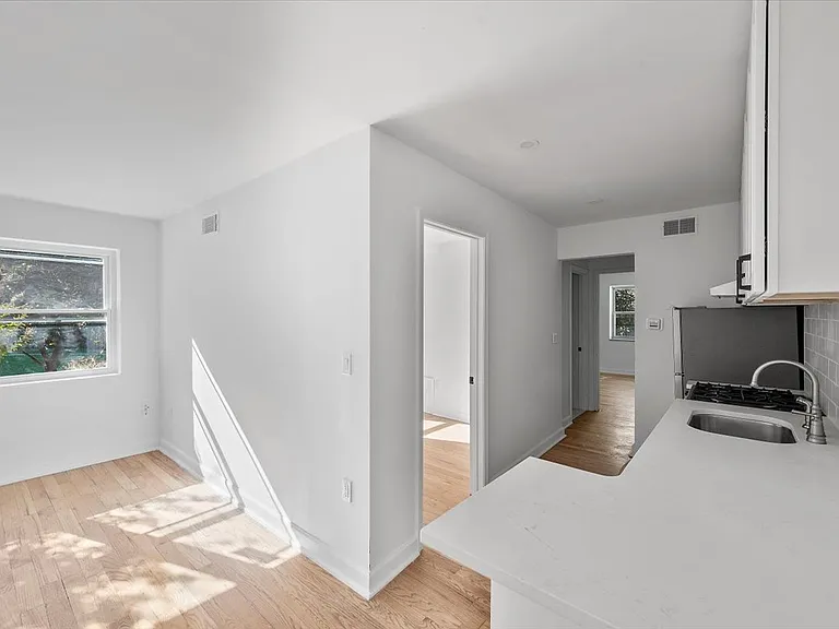 Colonial Terrace — Photo 15
